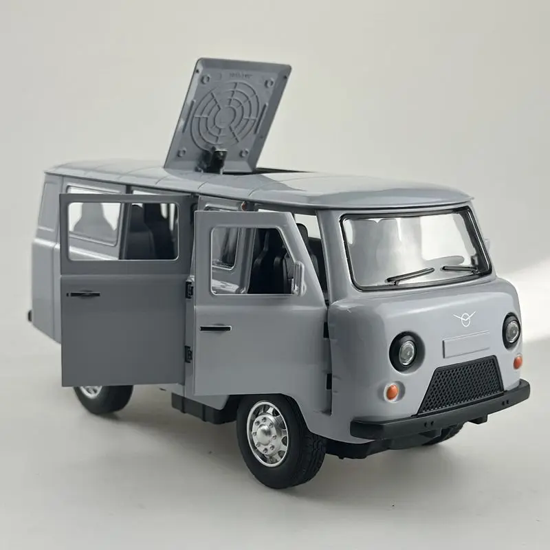 

1/18 UAZ Traveler Alloy Van Car Model Diecasts Metal Off-road Vehicles Car Model Sound Light Simulation Collection Kids Toy Gift