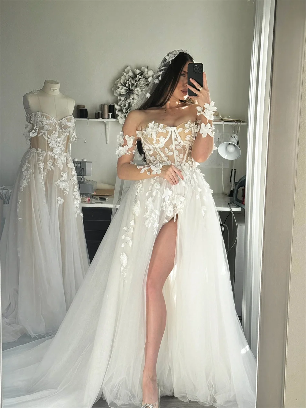 Tokyo Maßgeschneidertes weißes Brautkleid mit seitlich hohem Schlitz, schulterfrei, A-Linie, Rücken, Schnür-Brautkleid, Hofschleppe-Brautkleid