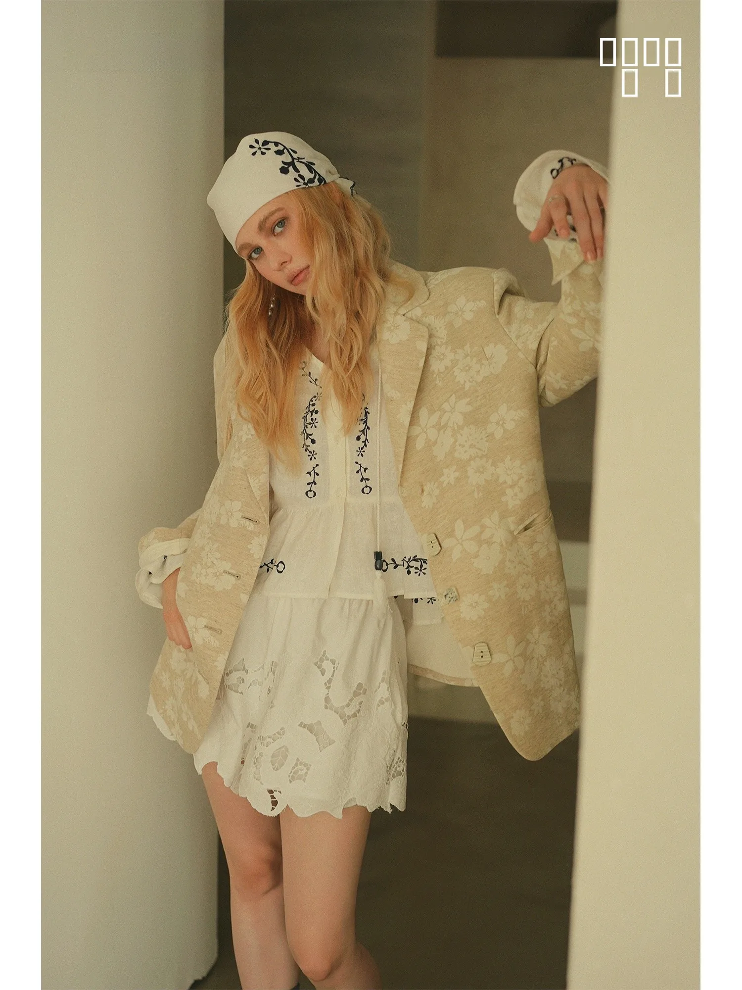 

Высококачественный мягкий льняной женский костюм с оригинальным цветочным узором и вышивкой, модный пиджак для ранней осени, для офиса, с длинными рукавами