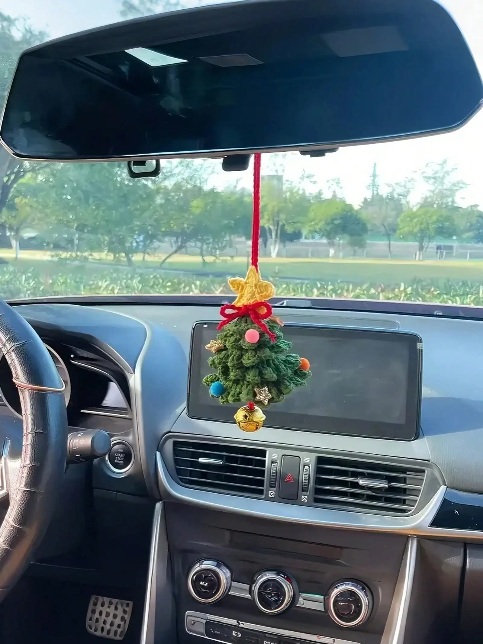 เครื่องประดับติดกระจกมองหลังรถยนต์รูปต้นคริสต์มาสสามารถเพิ่มบรรยากาศแห่งเทศกาลได้ทันที