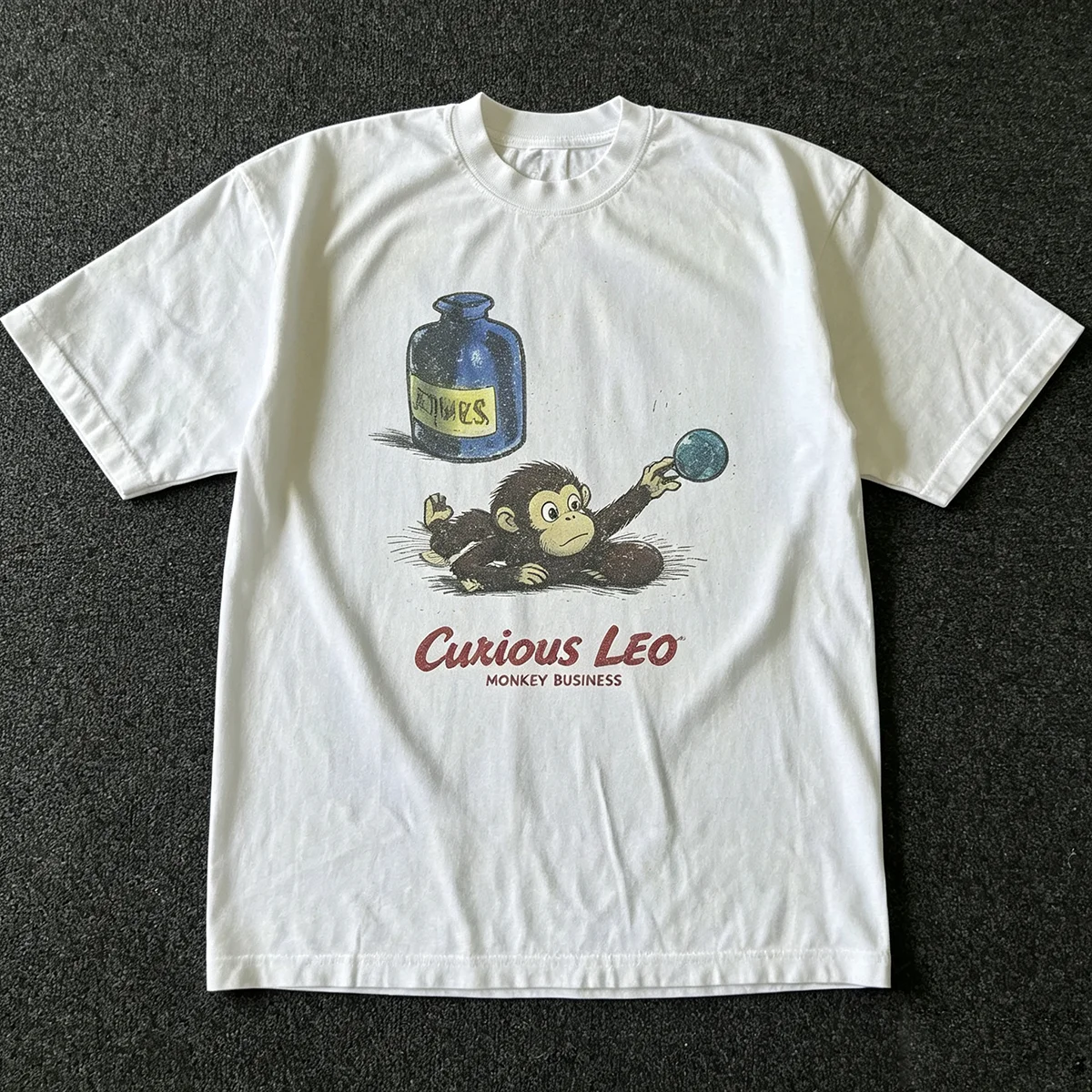 Curious Leo Monkey Vintage Graphic T‑Shirt Retro Nostalgic Cartoon Animal Print Unisex Cotton Casual Short Sleeve Tops for Men Women Cartoon Lover Gift