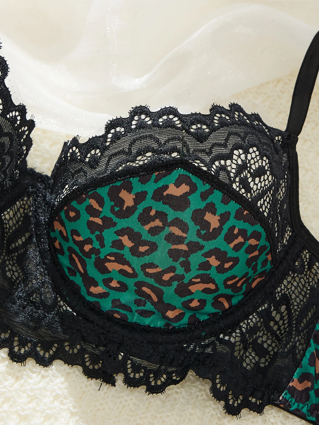 Satu set lingerie hijau dan seksi, menampilkan motif leopard dan pola bunga. Desain renda menggabungkan pesona dengan kesensualan ZA825182