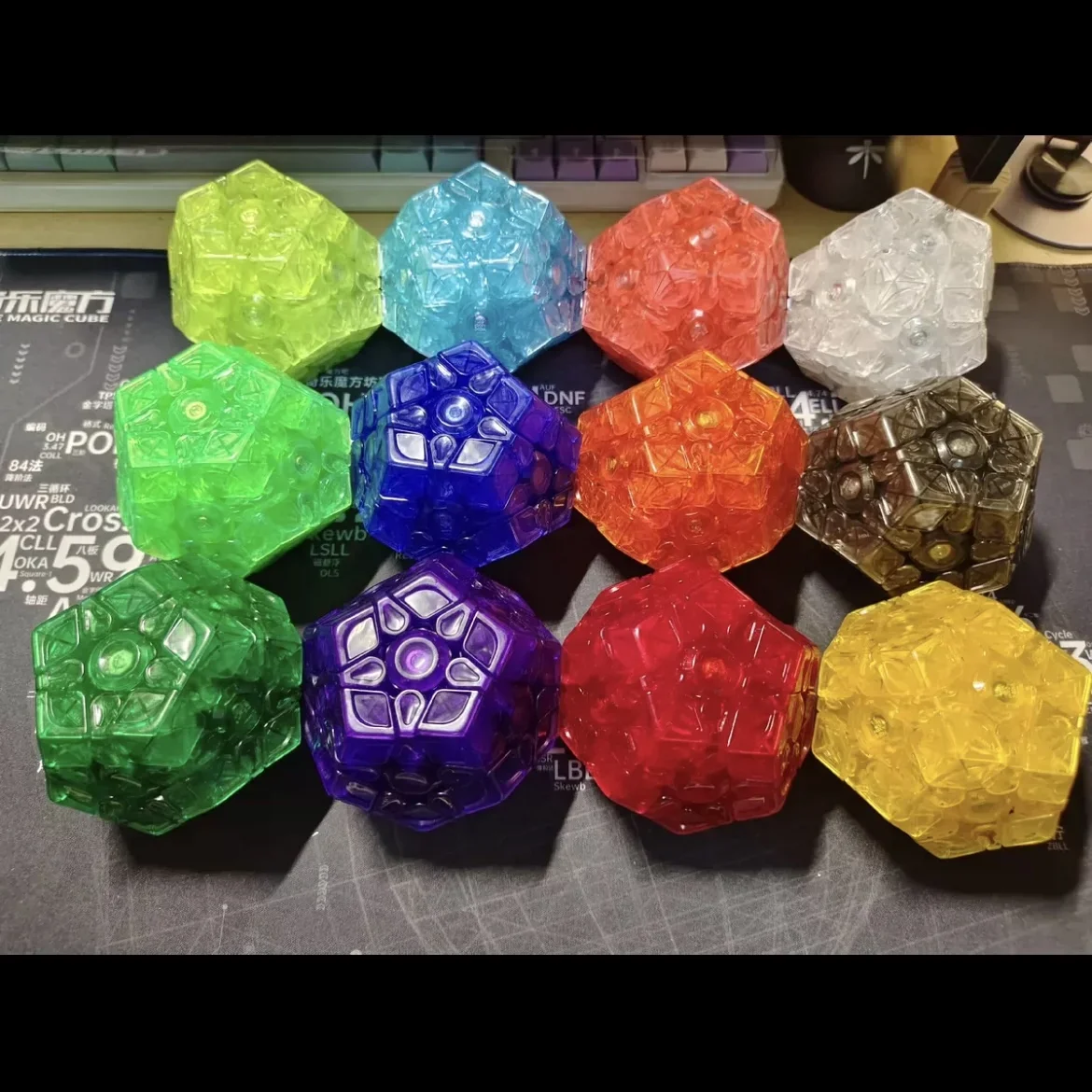 New Limited Edition Yuxin V3 3x3 Megaminx Cube Shaped 3x3x3 Magic Cube Transparent Dodecahedron 13-piece Set Collection Gift