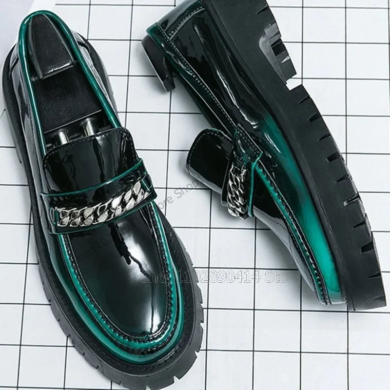 รองเท้าโลฟเฟอร์ผู้ชายแบบสวม ดีไซน์เย็บสีไล่ระดับสีเขียว ตกแต่งด้วยโซ่ แฟชั่นหรูหรา ทำมือ เหมาะสำหรับงานปาร์ตี้และใส่ทำงาน