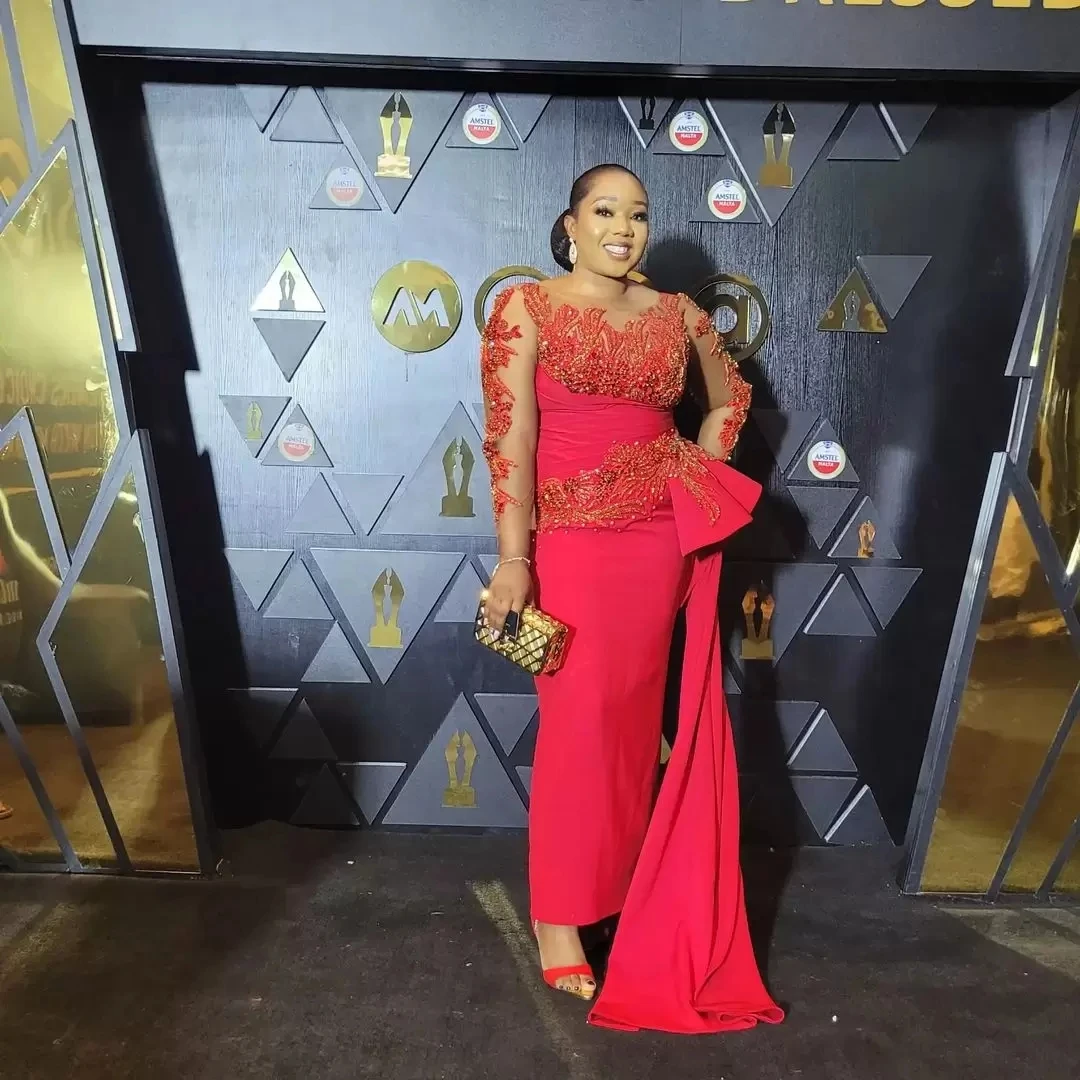 Czerwona Sukienka Balowa z Aplikacjami z Czerwonej Koronki, Przezroczystymi Długimi Rękawami, Arabska Suknia Wieczorowa Aso Ebi typu Sheath z Trenem Szlepowym na Imprezę dla Kobiet