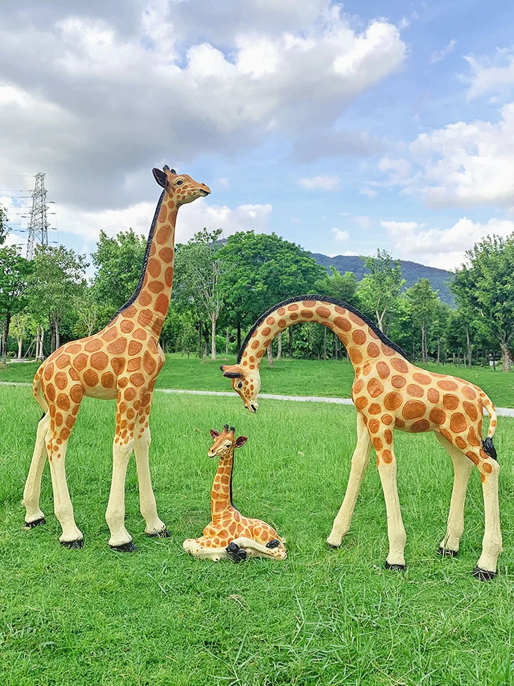 Outdoor artificial animal giraffe ornaments, large FRP sculptures, kindergarten forest landscape floor decoration sketches