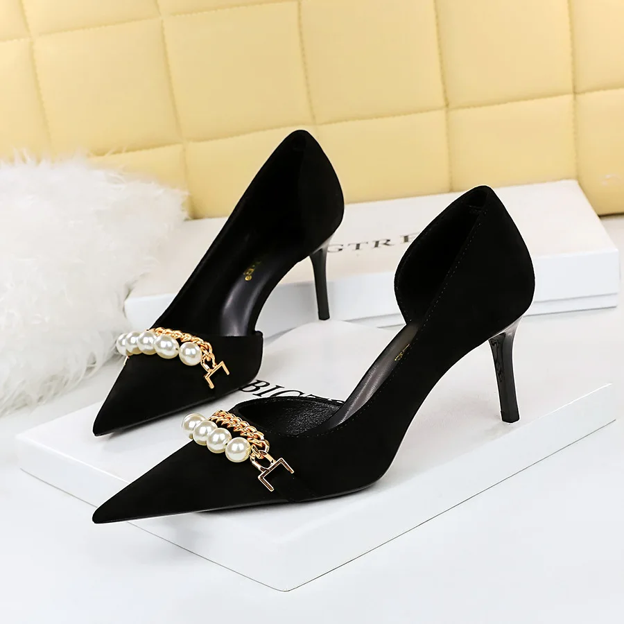 

Banquet high heels, fine heeled suede, shallow mouthed, pointed pearl metal chain, side hollowed out women's single shoes