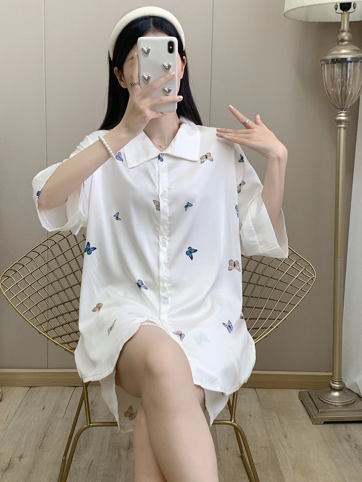 セクシーなアイスシルクシャツナイトガウン-レディース-2026夏新作-漫画風クール感ファッション-蝶柄スリープウェア-ホームウェア