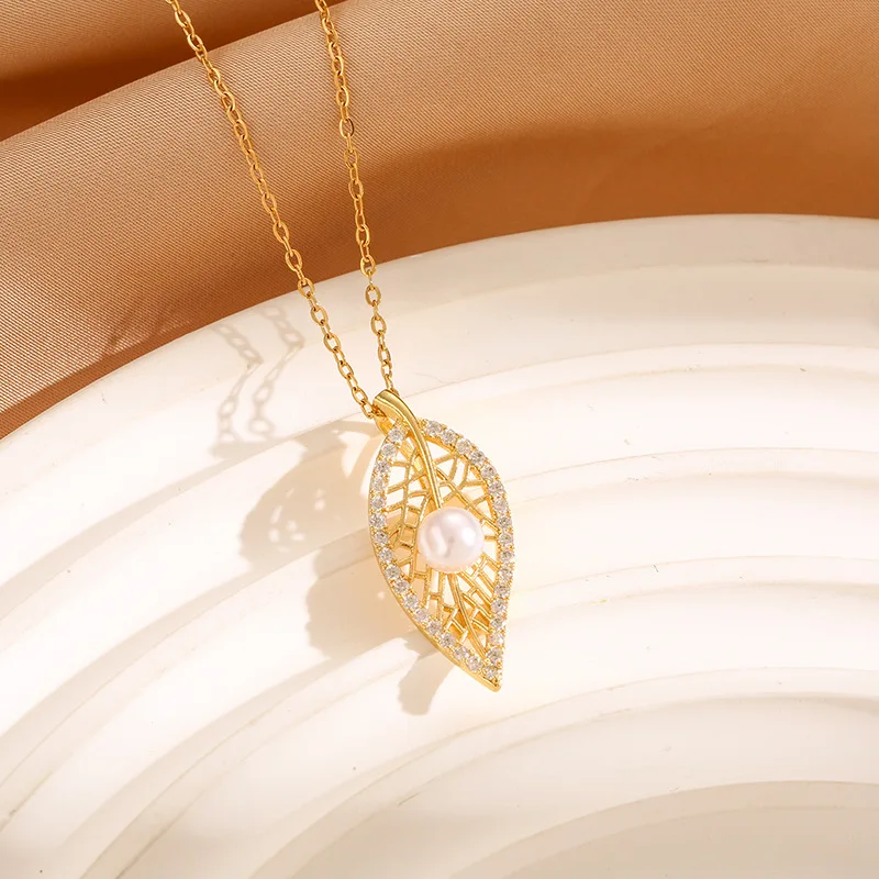 Collana da donna con foglie scavate, imitazione di perle e catena alla moda con clavicola in acciaio al titanio