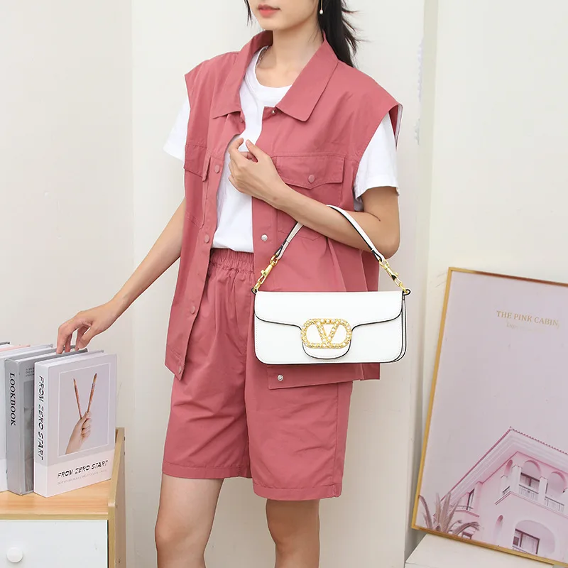 กระเป๋าสะพายข้างผู้หญิงแบบใหม่ปี 2025 ประดับเพชร กระเป๋าถือแบบสะพายใต้วงแขน สายโซ่สะพายไหล่ หรูหราและอเนกประสงค์ ระยิบระยับสำหรับงานกลางคืน