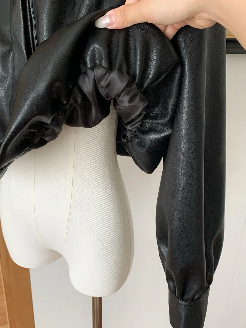 Kurtka Chl*e ort Coat Lantern Sve Cloud Hem Stand Collar Leather Jaet Street Sle Straight Cut Long Sve ort Length