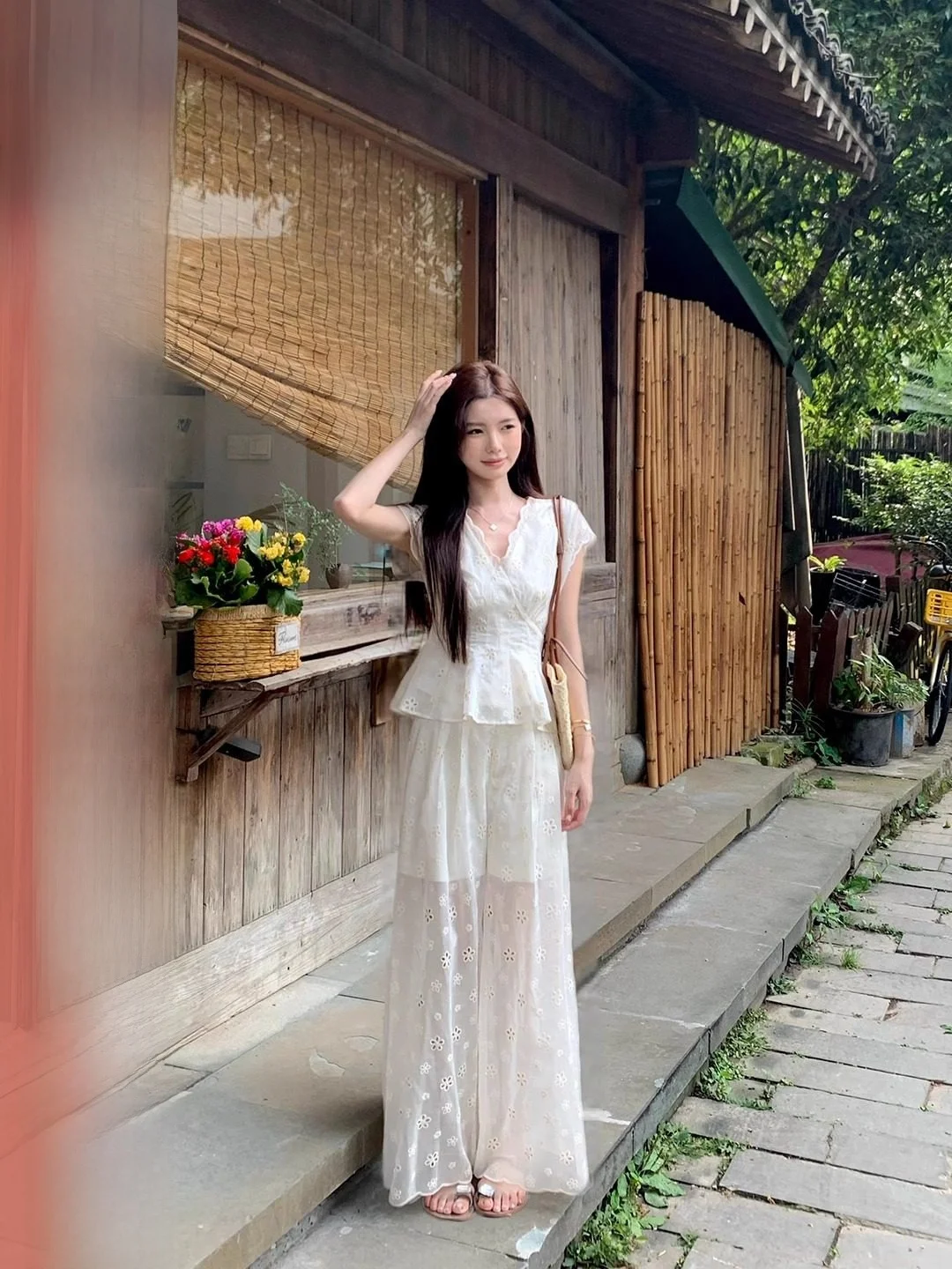 

Летний комплект для женщин: топ с V-образным вырезом и вышивкой, ажурные брюки с цветочным узором, широкие штанины, хлопковый комплект из двух предметов, короткий рукав, длинные брюки.