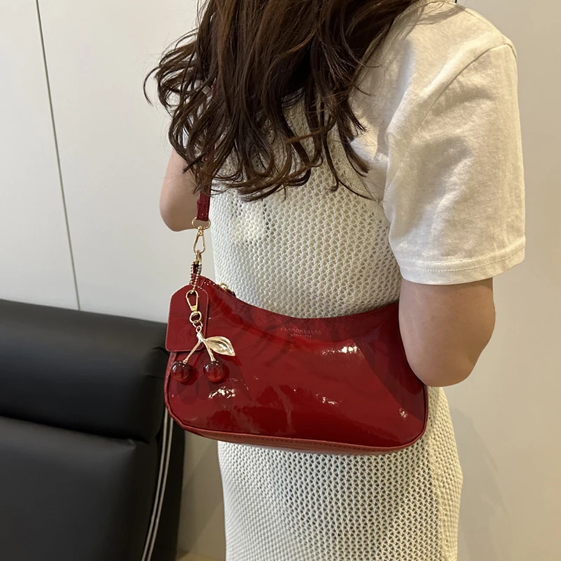 

Квадратные сумки через плечо для женщин, красная лакированная кожаная сумка с клапаном и вишневым кулоном, элегантные простые модные сумки 2025