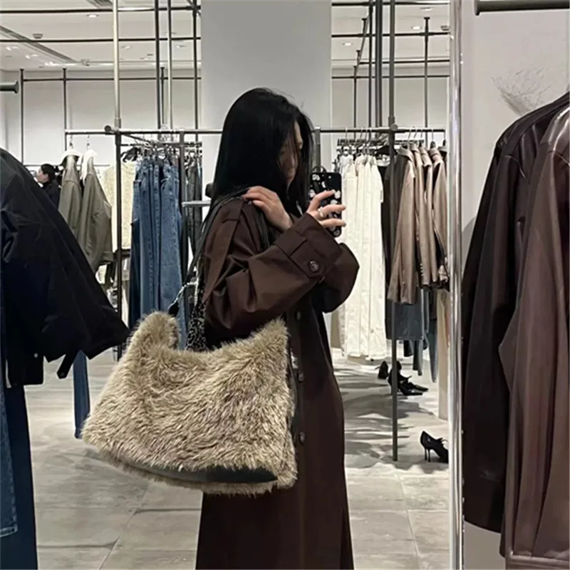 

Осенне-зимняя плюшевая сумка для женщин, новый стиль, плюшевая квадратная сумка на одно плечо, большая вместительная однотонная сумка-тоут