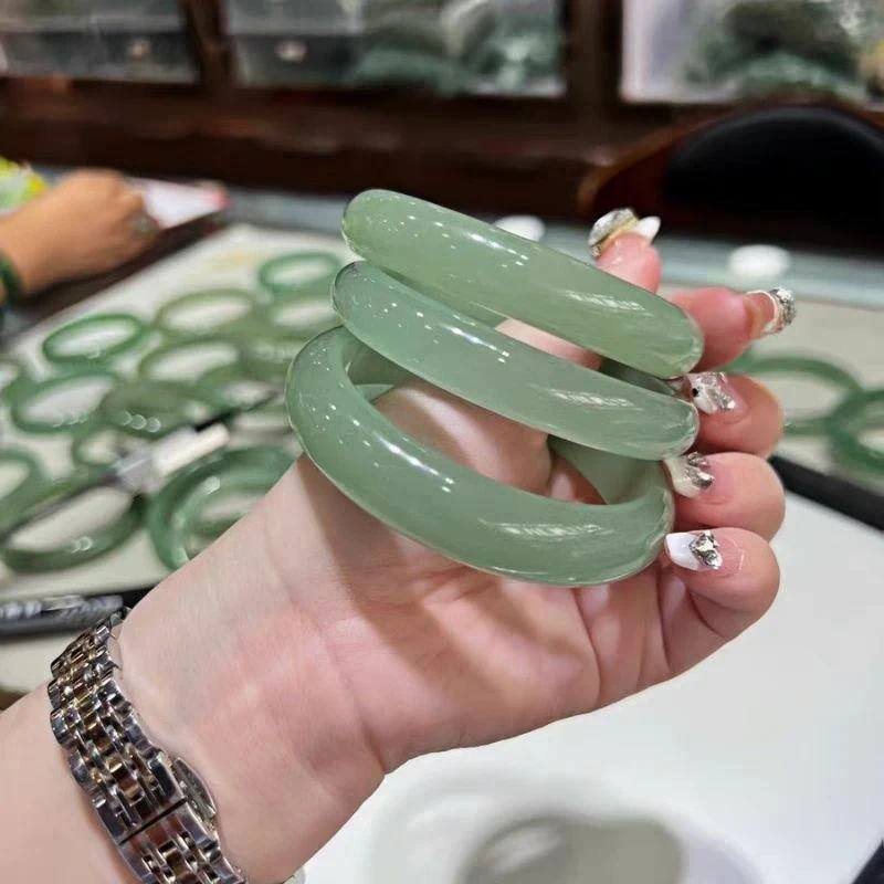 

Natural clear water-colored Xinjiang Dongling grape green jade bracelet, wholesale from manufacturer, same style as seen on