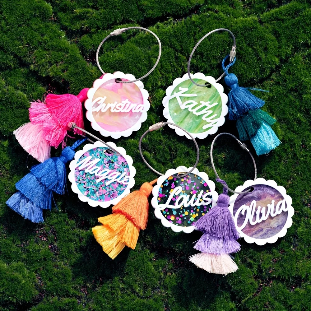 Customize a cute lace-trimmed fringed bag hanger. An ideal casual bag hanger for daily use and an excellent gift choice.