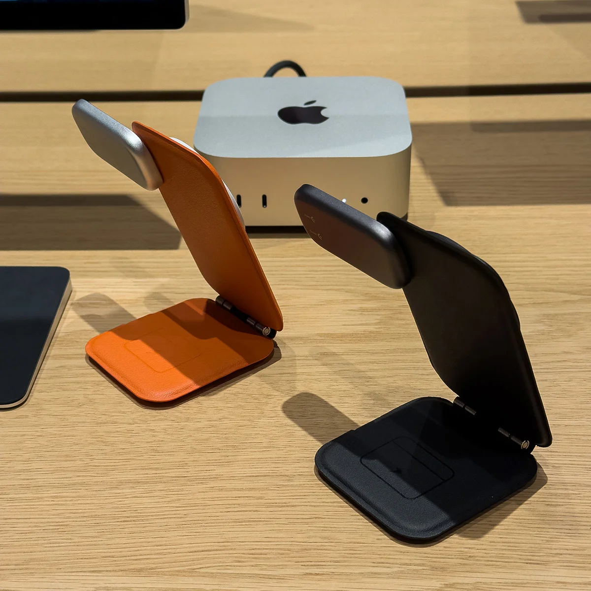 

Магнитный держатель 3-в-1 для iPhone 17 Max, iWatch и AirPods, портативная складная подставка для беспроводной зарядки