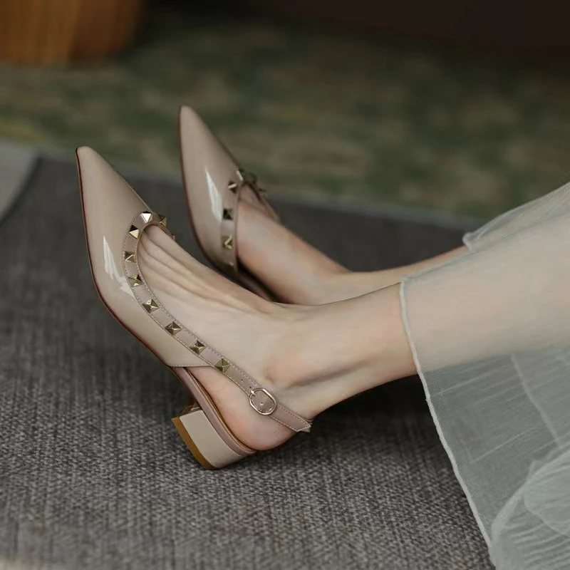 2026 Hochwertige spitze Damen-High-Heels: Neue Retro-Sandalen aus Lackleder mit Nieten – Bequeme Büro-Sandalen mit offenem Absatz – Detail 9