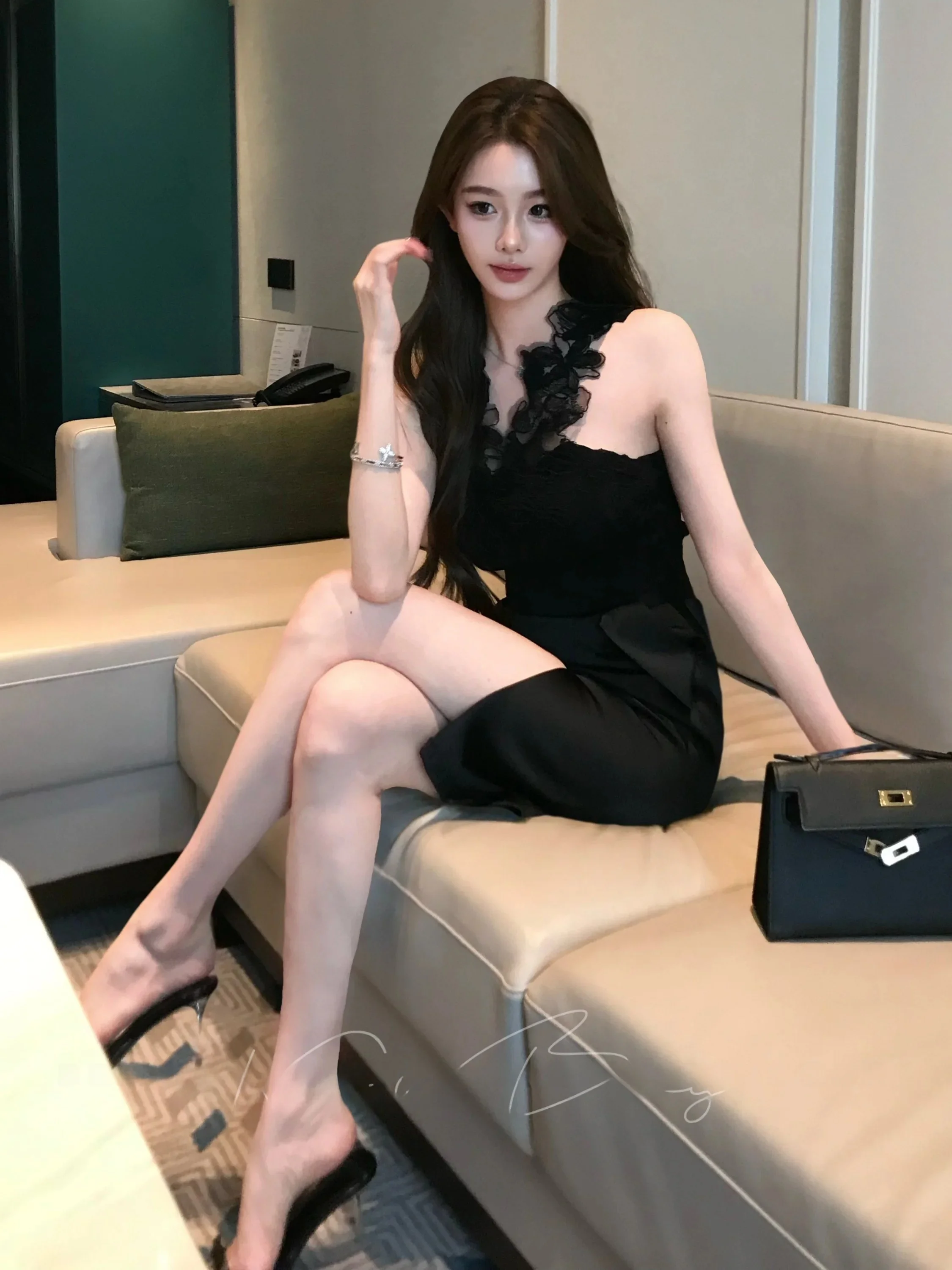 Elegant Lace Knitted Vest Women's Summer Fashion Slim Fit Hollow out Neck Hanging Neck Line Romantic Soft Style Top
