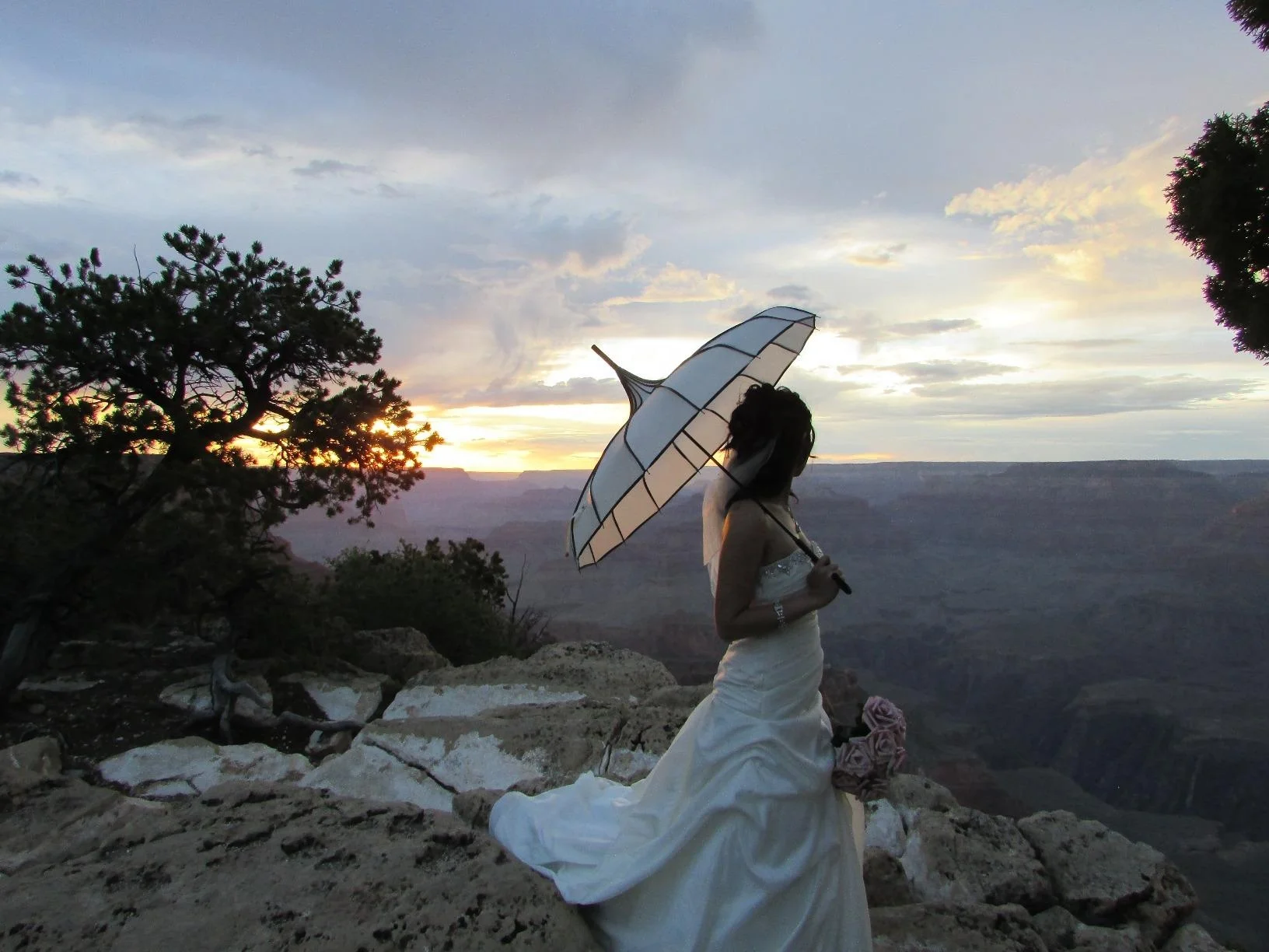 Vintage Peak Pagoda Parasol, UV Protection, Waterproof Rain Umbrella with Handle, Wedding Women and Girls, Unique, Wholesale