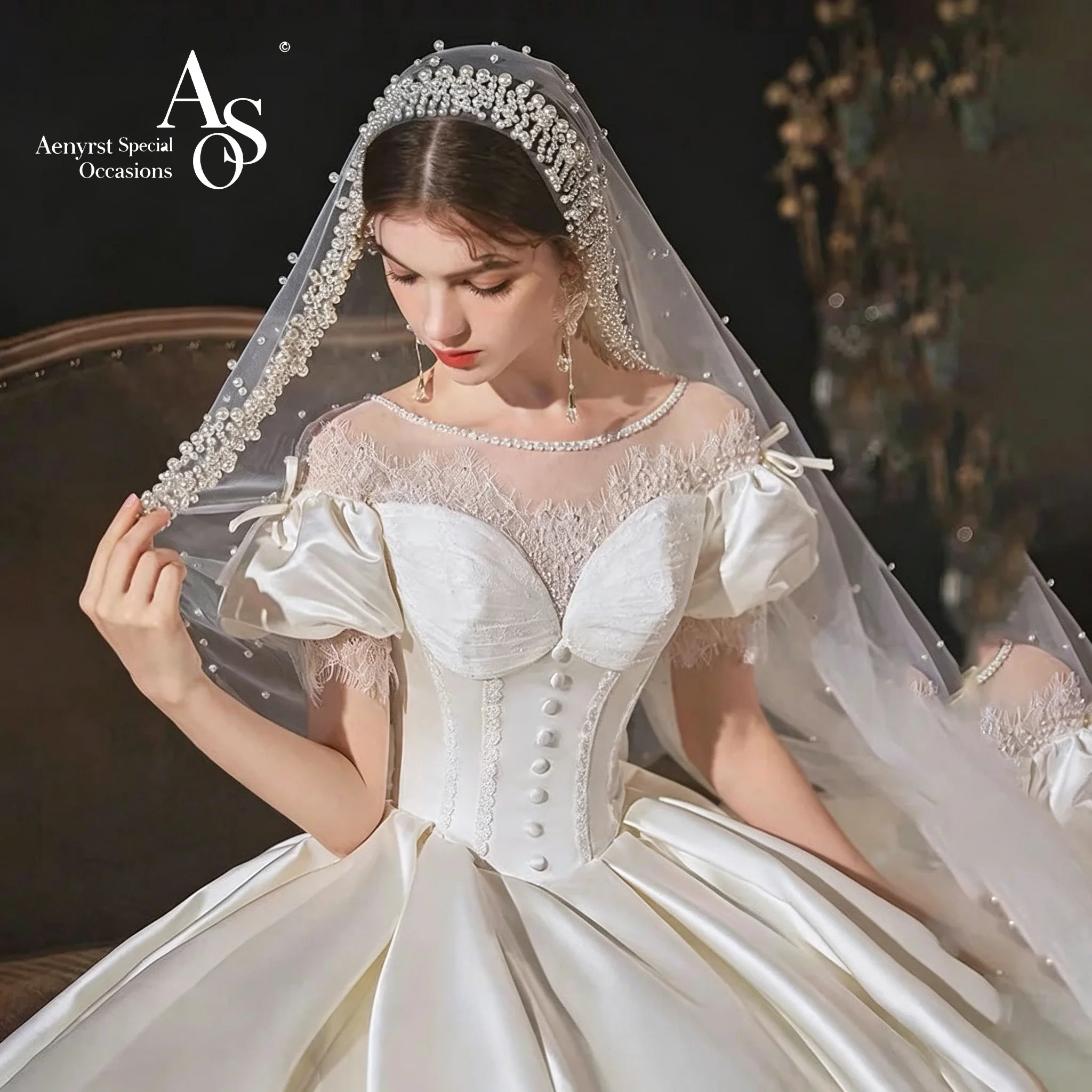 Klassisches elfenbeinweißes, flauschiges Abendkleid mit Puffärmeln, Spitze und Fischschwanz-Rock.