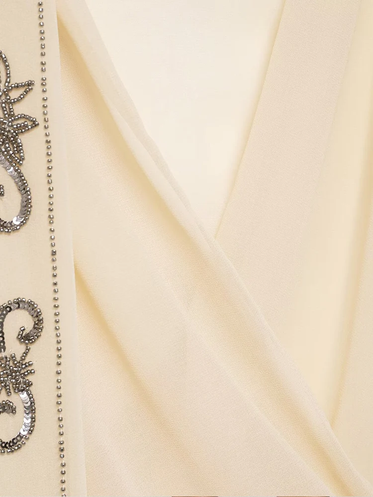 Neue Damenmode im europäischen Stil: eine vielseitige und elegante Georgette-Schalbluse mit Perlenverzierungen.