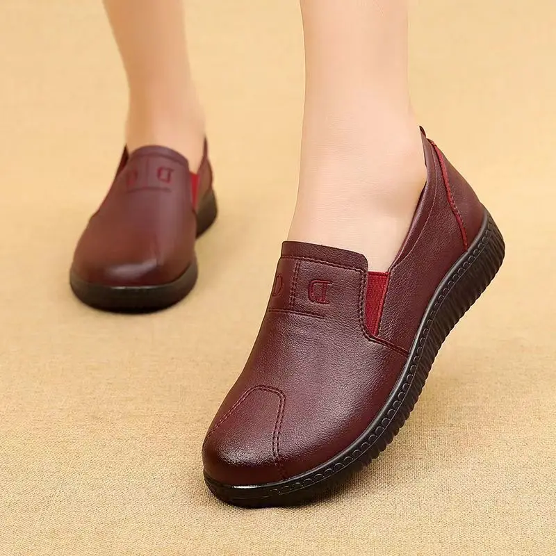 2023 Spring Women\'s Leather Casual Shoes Autumn Loafers Ladies Flats Outside Non-slip Sole Middle-aged and Elderly Mothers Shoes