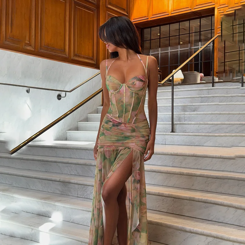 فستان بحمالات منقوش عليه زهور لخريف وشتاء 2025 مع صدر منخفض وظهر مفتوح وخصر وفتحة جانبية مثيرة على طراز السيدات.