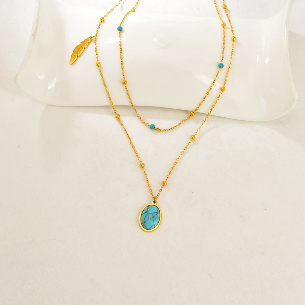 Colar de aço inoxidável com pingente oval azul turquesa, estilo francês retrô, com corrente dupla e asas de anjo em camadas.