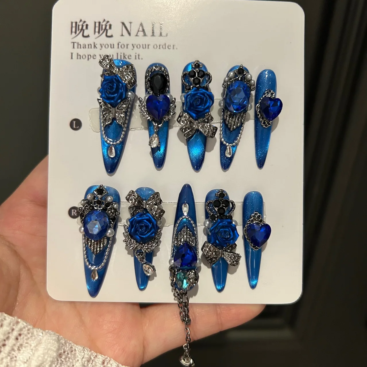 Vibrant Blue Stiletto Press On Nails 3D Metal Rose Decor Connected Chain 10pcs Set Rose Gem Decor Stiletto Shape Easy To Apply