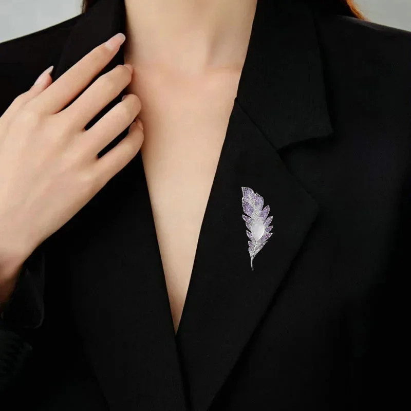 

9527 High-end, light luxury feather leaf brooch suit jacket with a sense of sophistication and luxurious brooch for women