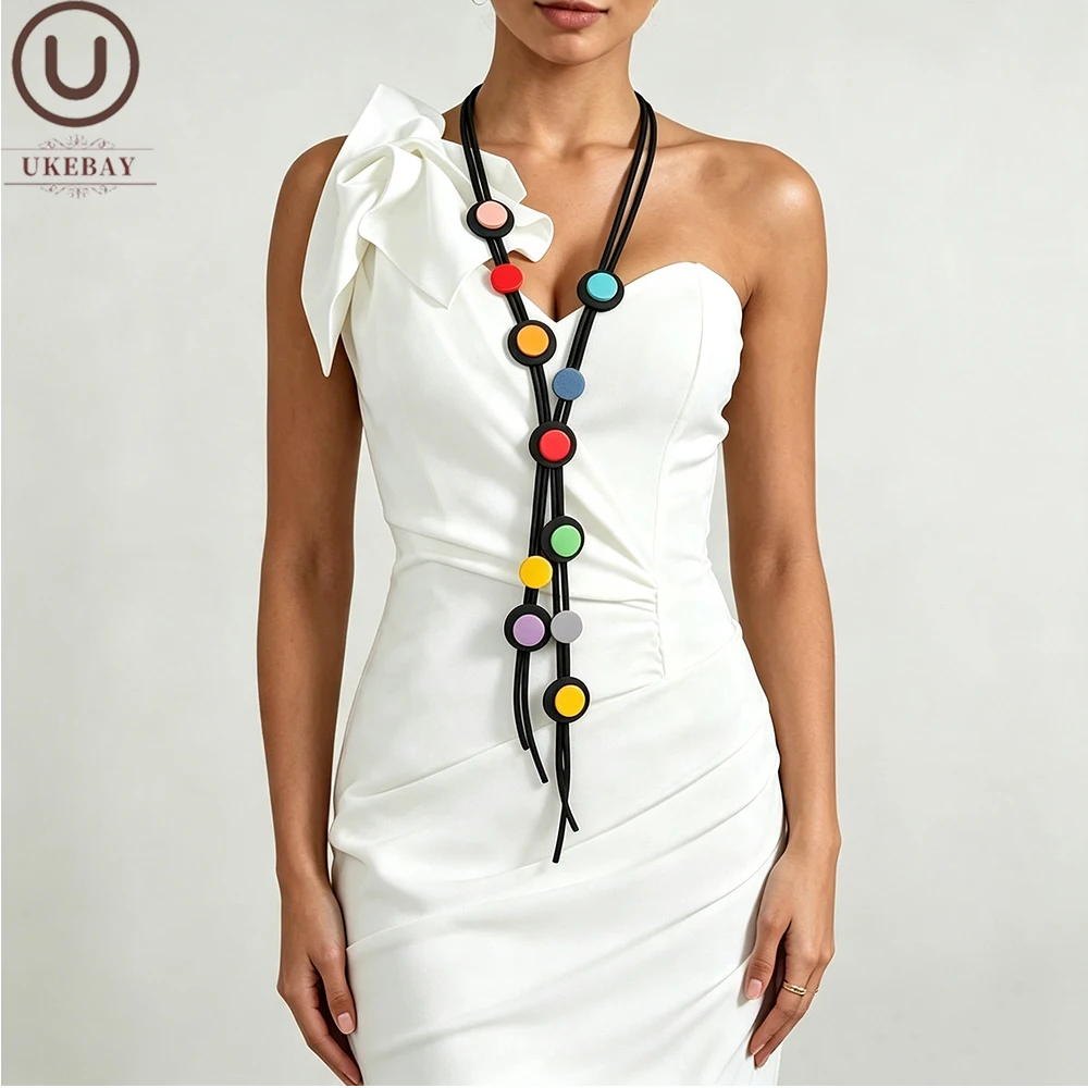 UKEBAY Bunte Anhänger-Statement-Halskette aus Gummi für Frauen, Moderner Boho-Modeschmuck für Party und Alltag, Einzigartiges Design – Detail 1