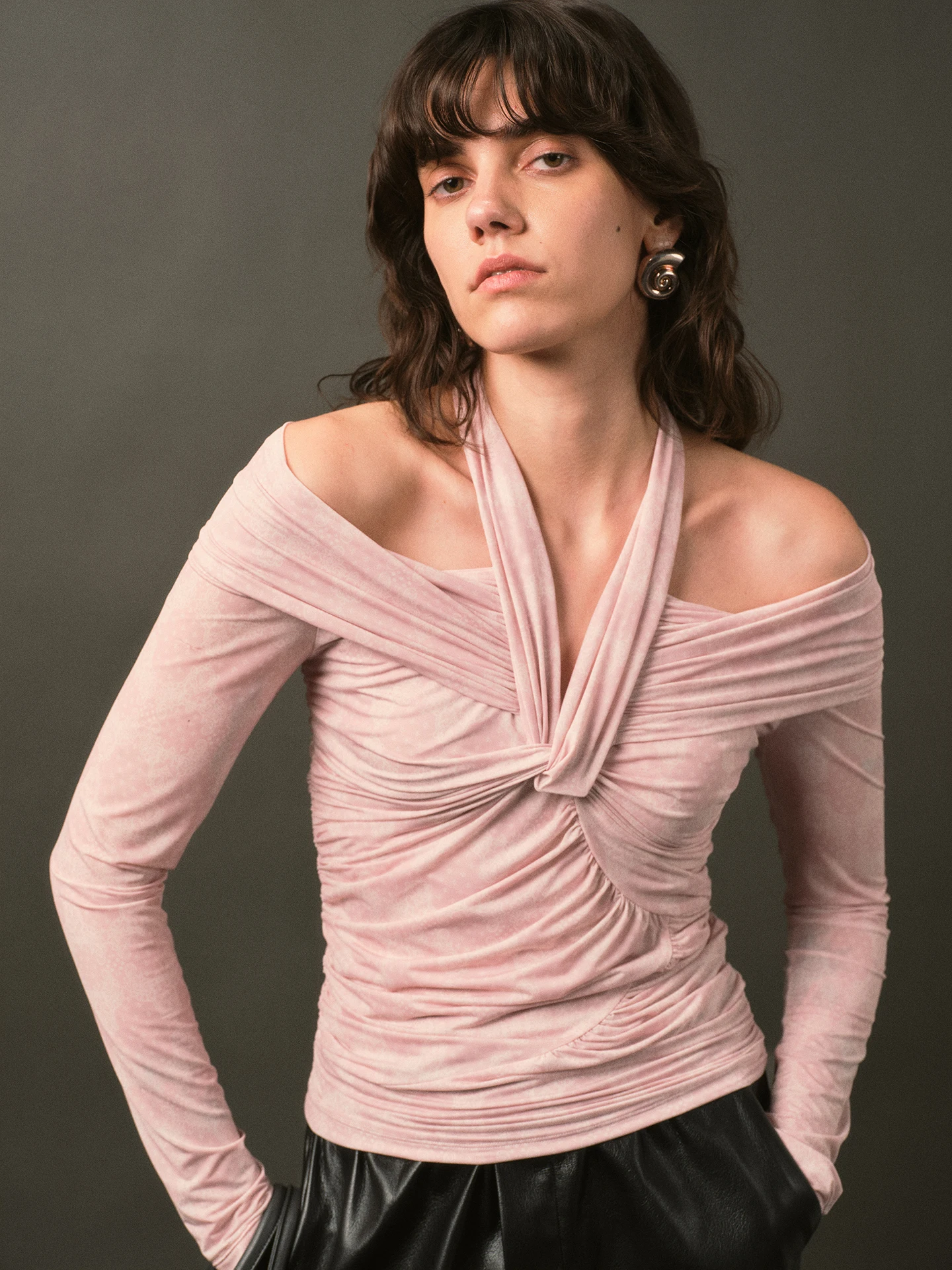 

Ele винтажная эластичная длинная футболка с кружевным принтом и висячим дизайном на одно плечо, эффект похудения, лучший домашний бренд