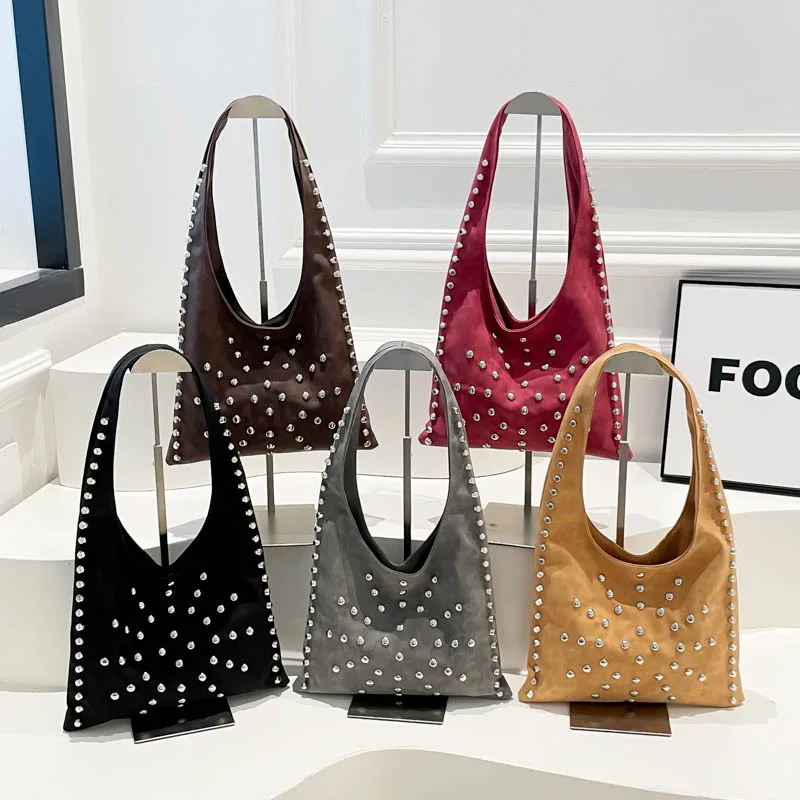 

Модные ранние весенние классические однотонные бродяги из искусственной кожи, милые сумки на плечо, супер крутые заклепки, стильный дизайн, популярные сумки для женщин