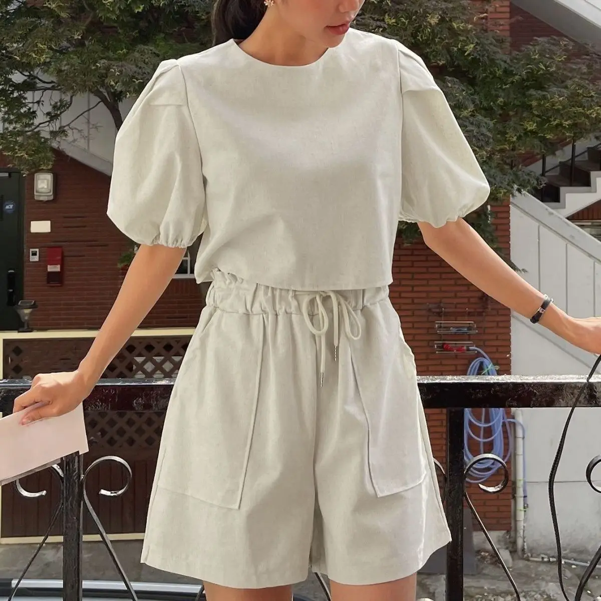 A Complete Set of Women's Crew Neck Bubble Sleeve Tops Elastic Waist Casual Shorts and A Fresh Two-piece Set