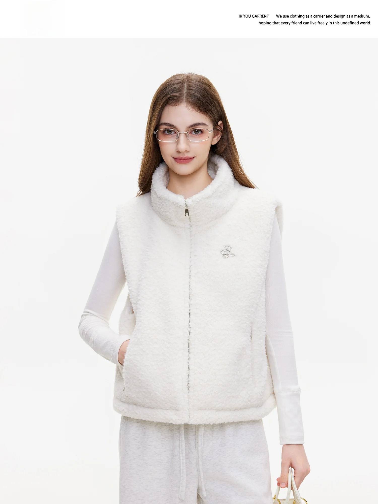 

Ikyou женский теплый бархатный жилет с металлическим логотипом, осень-зима, новый модный жилет из полиэфирного волокна на молнии для поездок на работу