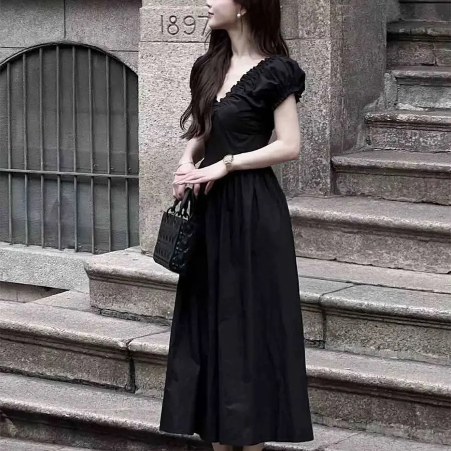 2024 new summer new Korean version waist cinching dress for women, slim design, niche V-neck long dress