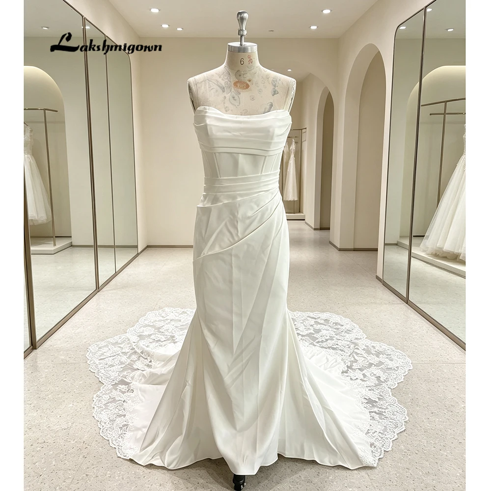Lakshmigown Trägerloses Satin-Meerjungfrauen-Hochzeitskleid mit Plissiertem Korsett-Mieder, Knöpfen am Rücken, Spitzenrand und Kathedralenschleppe – Detail 5