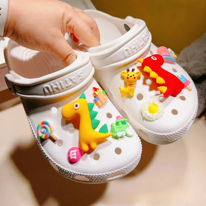 2024 Shoe Accessories Cute Cartoon Dinosaur Detachable Buckle Shoe Flower Украшения Zapatos Sandalias De Pvc Pines Metálicos