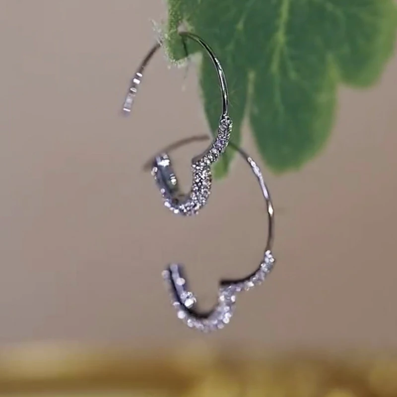 New Fashion Trend Silver Color Metal Rhinestone Heart shaped Earrings for Women Simple Temperament Girls Party Premium Jewelry