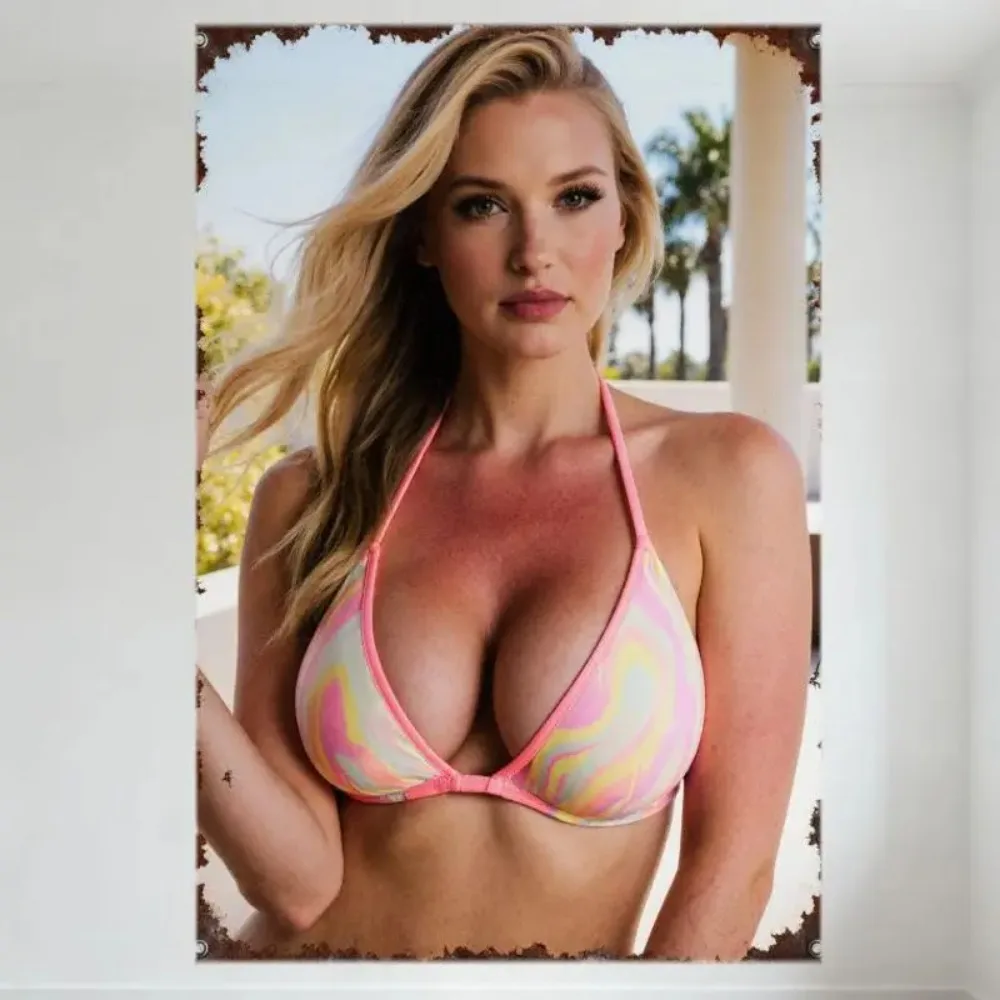 Vintage Blechschild „Tropical Resort Blonde Woman“, sonnengebräunte Brust und Schultern, rosa Bikini mit pastellfarbenen Wirbeln, Palmen, klare Himmelhimmel
