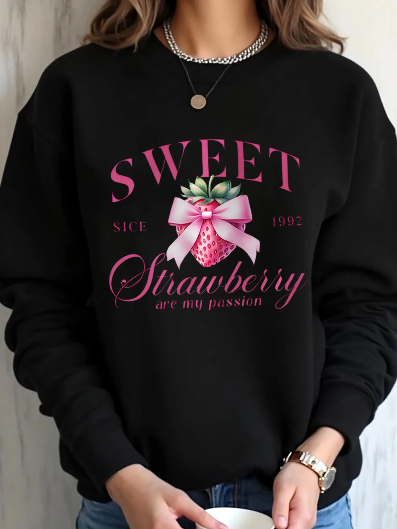 سويت شيرت نسائي كبير الحجم فراولة حلوة منذ عام 1992 طباعة ملابس خارجية