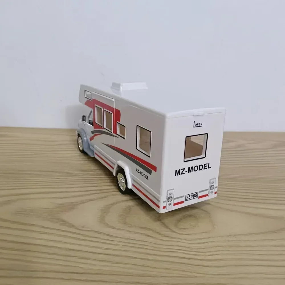 Camper Morto Home Coach Camper Van modelo Diecast con luz y sonido extraíble vehículo recreativo aleación coche muebles de juguete