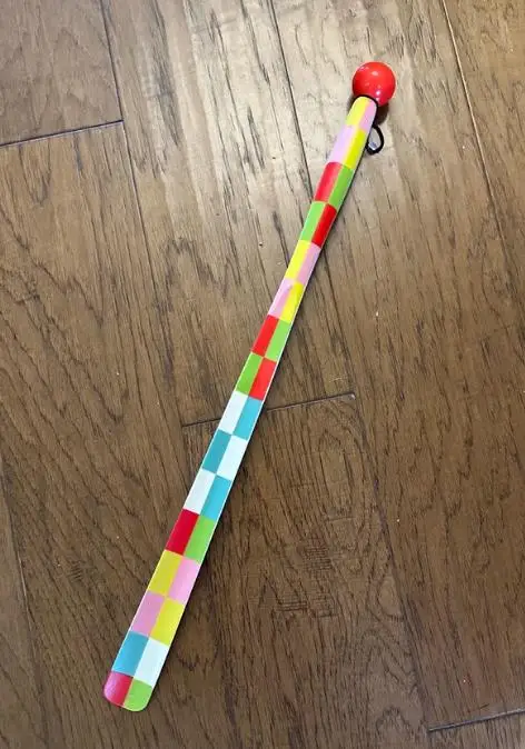 Shoehorn long handle household artifact that does not bend over to lift shoes