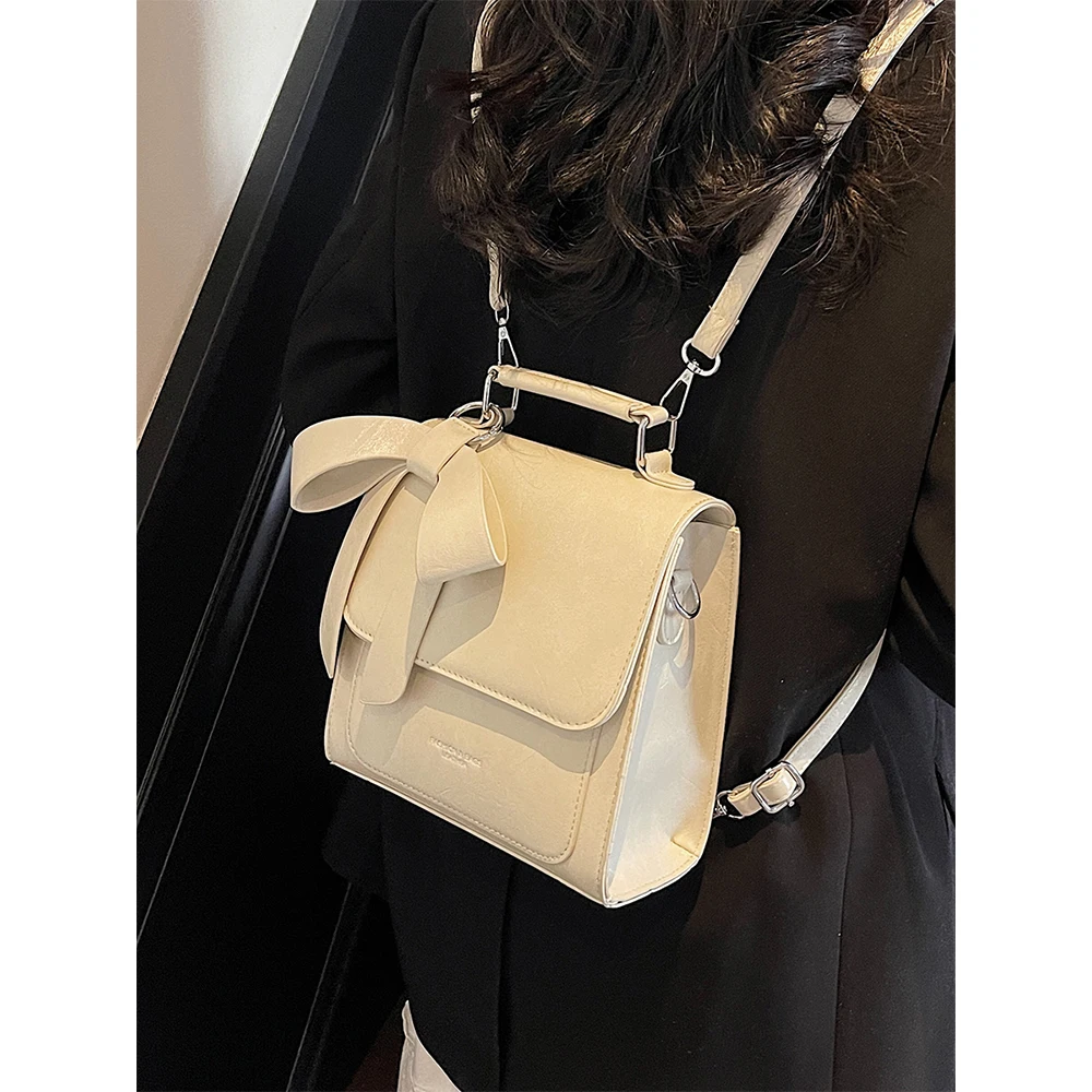 حقيبة ظهر كلاسيكية من البولي يوريثان للنساء بلون سادة حقائب كتف صغيرة ناعمة متعددة الاستخدامات للنساء للتنقلات المربعة