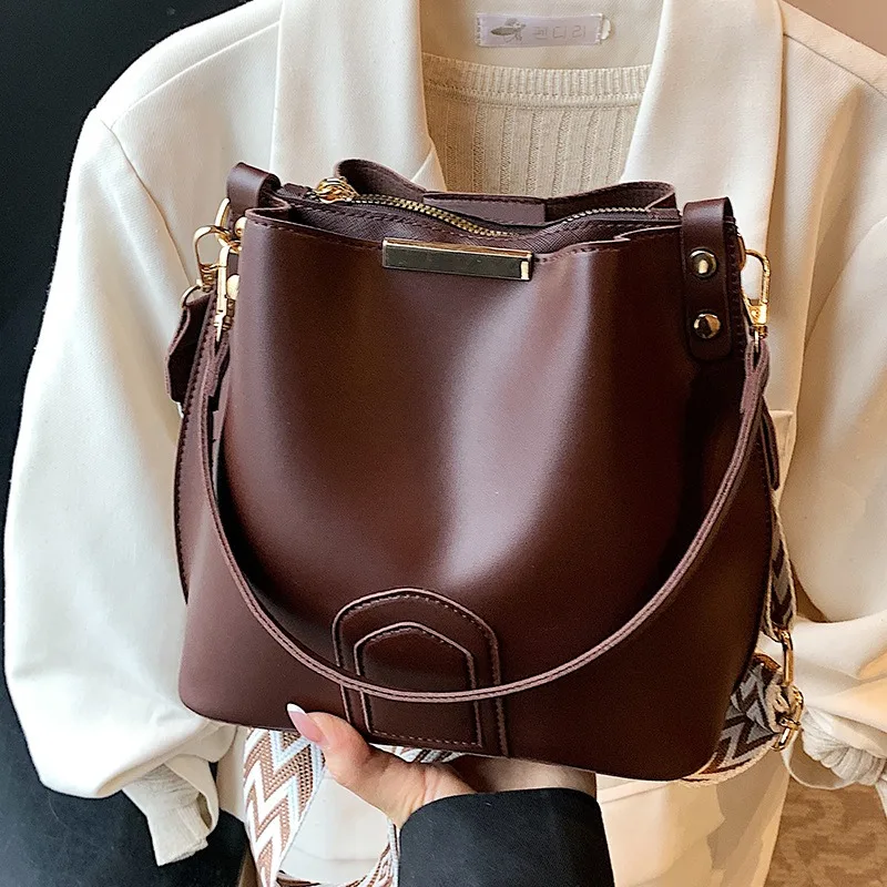 

2025 New Luxury Bucket Bag Women Fashionable Wide Strap Crossbody Purse Trendy Versatile Shoulder Bag High-End Designer Handbag