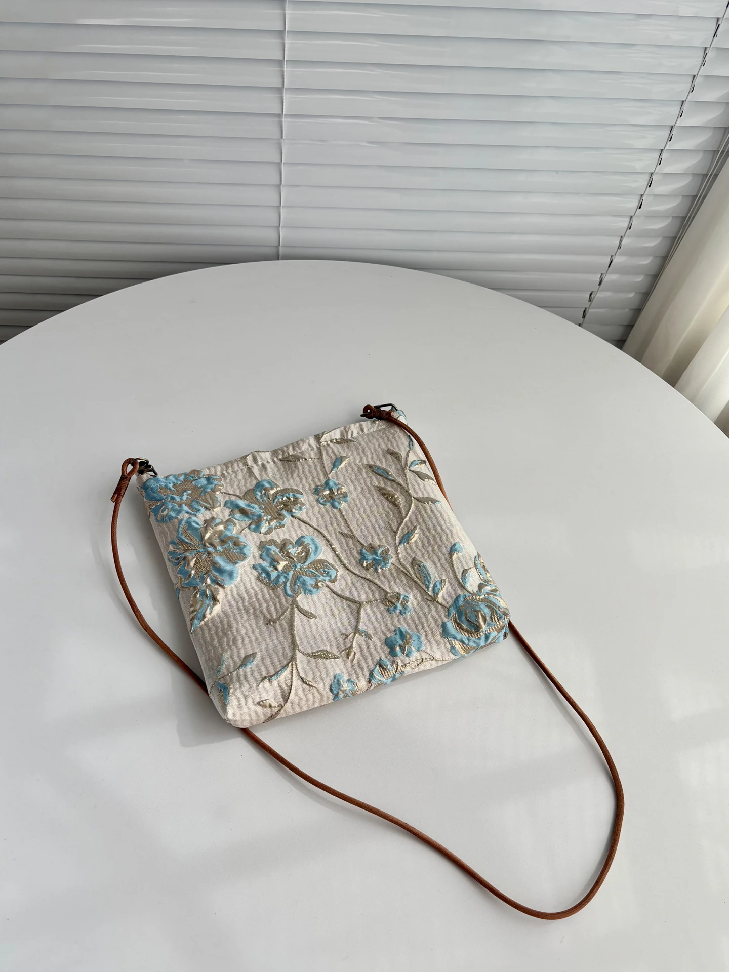 bolsa-transversal-de-lona-com-tapecaria-azul-em-relevo-bolsa-de-ombro-simples-para-mulheres-bolsa-para-celular-para-uso-dia