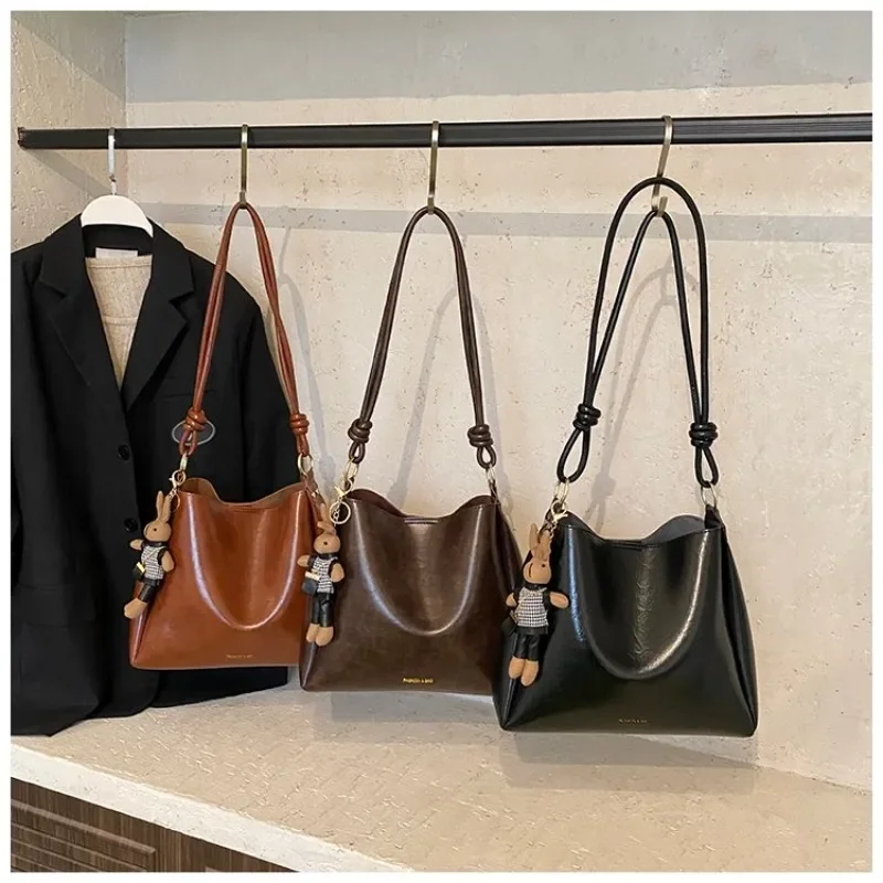 women-luxury-messenger-purse-shopper-solid-color-commuter-bag-elegant-leather-diaper-bag-large-capacity-iconic-design