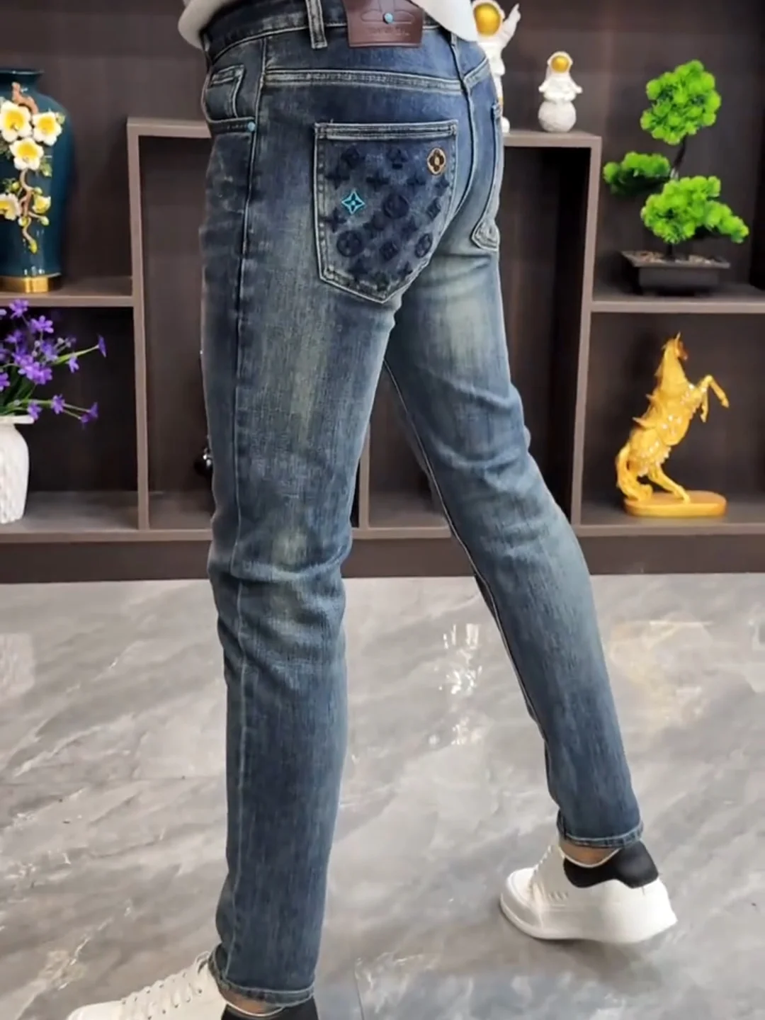 

Высококачественные мужские джинсы, осенне-зимние новые повседневные облегающие джинсовые ткани со средней талией, крутые персональные джинсы