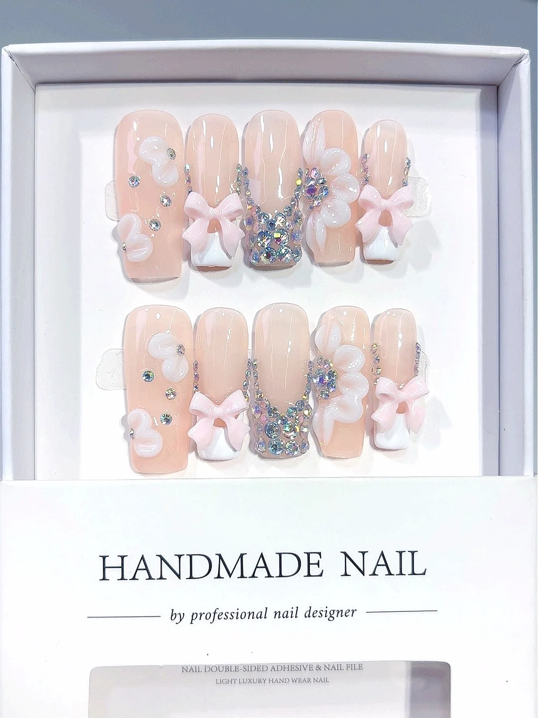 Pfirsichfarbene, nackte 3D-Rosa-Schleife zum Aufdrücken der Nägel – künstliche Nägel mit schillerndem Strass-Blumenakzent, handgefertigt für Frauen (D601)